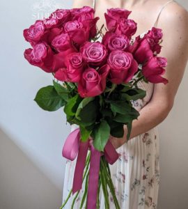 Букет дев'ятнадцять малинових троянд – Інтернет-магазин квітів STUDIO Flores