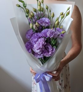 Букет пять фиолетовых эустом – Интернет-магазин цветов STUDIO Flores