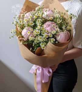 Bouquet of five peonies with daisies – Flower shop STUDIO Flores