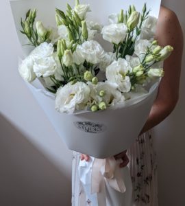 Bouquet of seven white eustomas – Flower shop STUDIO Flores