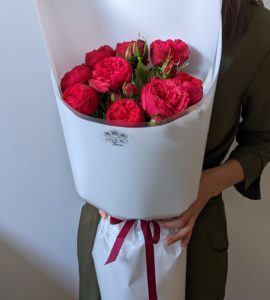Букет дев'ять червоних троянд Піано – Інтернет-магазин квітів STUDIO Flores