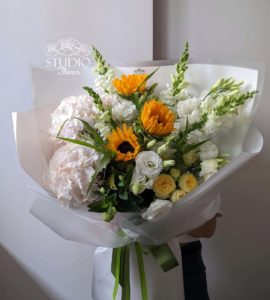 Букет цветов с подсолнухами и гортензией – Интернет-магазин цветов STUDIO Flores