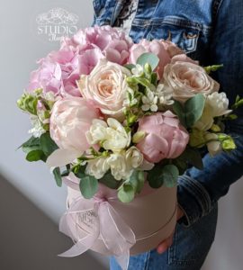 Flowers in a box 'Meeting' – Flower shop STUDIO Flores