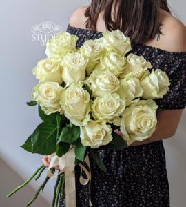 Bouquet of fifteen white roses mondial – Flower shop STUDIO Flores