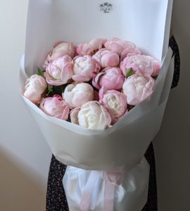 Букет пятнадцать розовых пионов – Интернет-магазин цветов STUDIO Flores