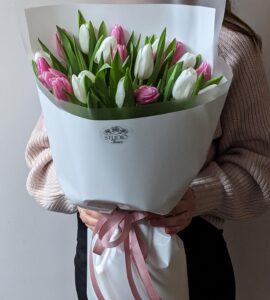 Букет семнадцать тюльпанов микс – Интернет-магазин цветов STUDIO Flores