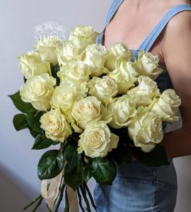 Bouquet of nineteen white roses mondial – Flower shop STUDIO Flores