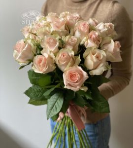 Букет двадцать одна розовая роза – Интернет-магазин цветов STUDIO Flores