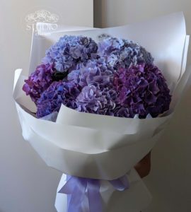 Букет семь фиолетовых гортензий – Интернет-магазин цветов STUDIO Flores