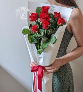 Букет сім червоних троянд – Інтернет-магазин квітів STUDIO Flores