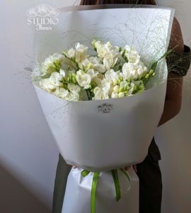 Bouquet of nineteen freesias – Flower shop STUDIO Flores