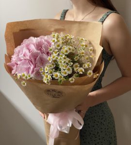 Букет с гортензией и ромашкой – Интернет-магазин цветов STUDIO Flores