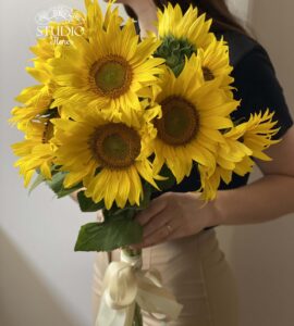 Букет девять подсолнухов – Интернет-магазин цветов STUDIO Flores