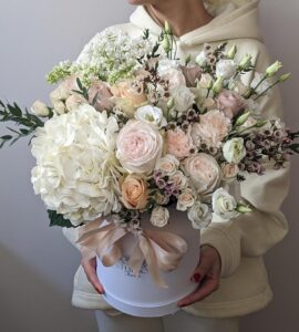 Цветы в коробке с гортензией и сиренью 'Сливки' – Интернет-магазин цветов STUDIO Flores