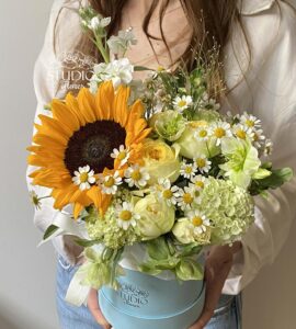 Цветы в коробке 'Солнышко' – Интернет-магазин цветов STUDIO Flores