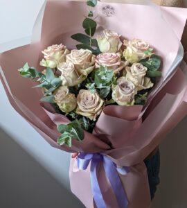 Букет одиннадцать роз с эвкалиптом