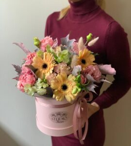 Цветы в коробке с герберами – Интернет-магазин цветов STUDIO Flores