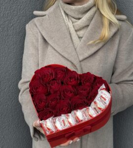 Flowers in a box in the shape of a heart 'Desire'