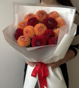 Bouquet of fifteen dahlias