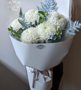 Букет з п'ять білих хризантем – Інтернет-магазин квітів STUDIO Flores