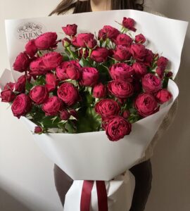 Bouquet of five red spray roses