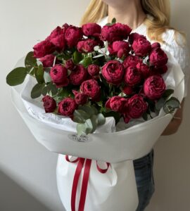 Букет п'ять червоних кущових троянд