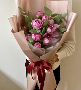Букет квітів з трояндами та орхідеєю 'Мулен руж'