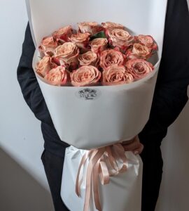 Bouquet of seventeen cappuccino roses – Flower shop STUDIO Flores