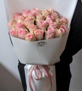 Букет двадцать пять роз Дюшес – Интернет-магазин цветов STUDIO Flores