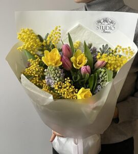 Bouquet of flowers with mimosa and daffodils