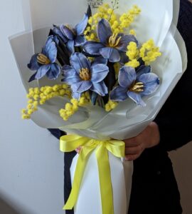 Букет с тюльпанами и мимозой 'Независимость' – Интернет-магазин цветов STUDIO Flores