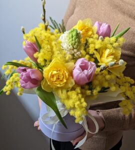 Flowers in a box with mimosa and daffodils 'Sunny Day'