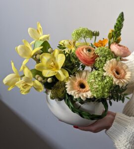 Букет пасхальный с герберами и ранункулюсами – Интернет-магазин цветов STUDIO Flores