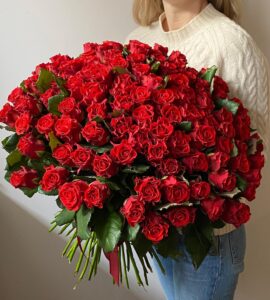 Bouquet of one hundred and one red roses El Torro