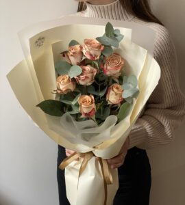 Букет семь роз каппучино с эвкалиптом – Интернет-магазин цветов STUDIO Flores
