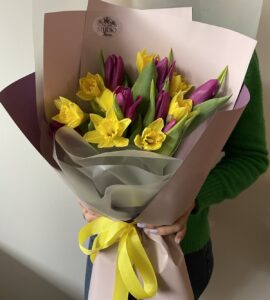 Bouquet with daffodils and tulips 'Spring Duet'