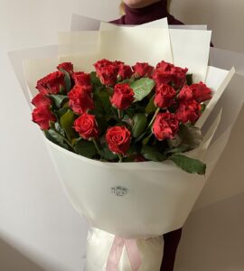 Доставка букета "двадцать пять красных роз" – Интернет-магазин цветов STUDIO Flores
