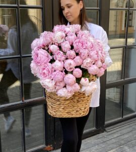 Сто один пион в корзине – Интернет-магазин цветов STUDIO Flores