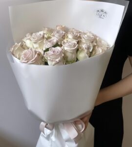 Bouquet of seventeen pale lilac roses – Flower shop STUDIO Flores