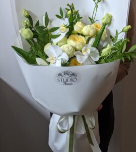 Букет цветов с орхидеей и розой