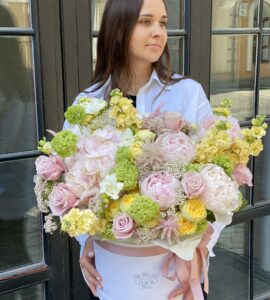 Цветы в коробке с гортензией и пионами 'Палермо' – Интернет-магазин цветов STUDIO Flores