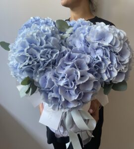 Five blue hydrangeas in a box – Flower shop STUDIO Flores