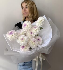 Bouquet of eleven dahlias