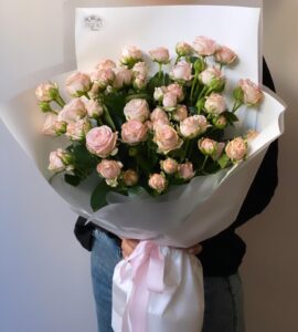 Букет одинадцать кустовых роз Бомбастик – Интернет-магазин цветов STUDIO Flores