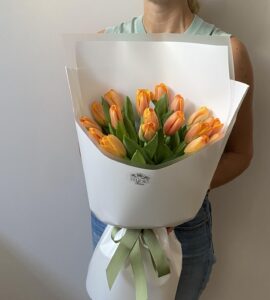 Букет семнадцать оранжевых тюльпанов – Интернет-магазин цветов STUDIO Flores