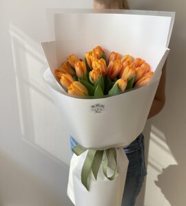 Bouquet of twenty-one orange tulips – Flower shop STUDIO Flores