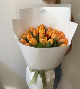 Букет 25 оранжевых тюльпанов – Интернет-магазин цветов STUDIO Flores