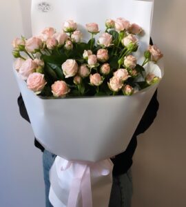 Букет девять кустовых роз Бомбастик