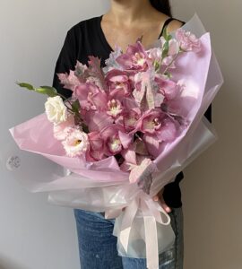 Букет квітів з цимбідіумом та еустомою – Інтернет-магазин квітів STUDIO Flores
