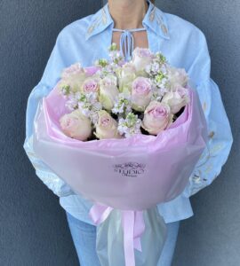 Bouquet of roses with matthiola – Flower shop STUDIO Flores